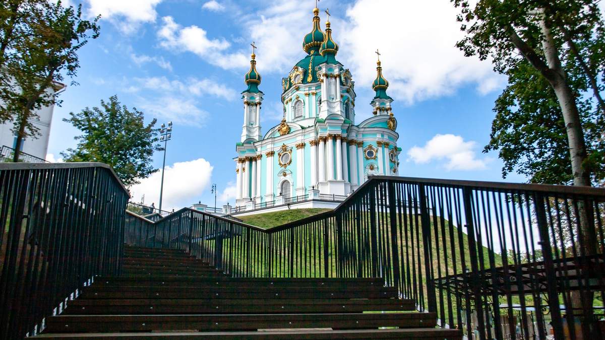 У Києві з'явились нові сходи до Володимирської гірки У Києві з'явились нові сходи до Володимирської гірки