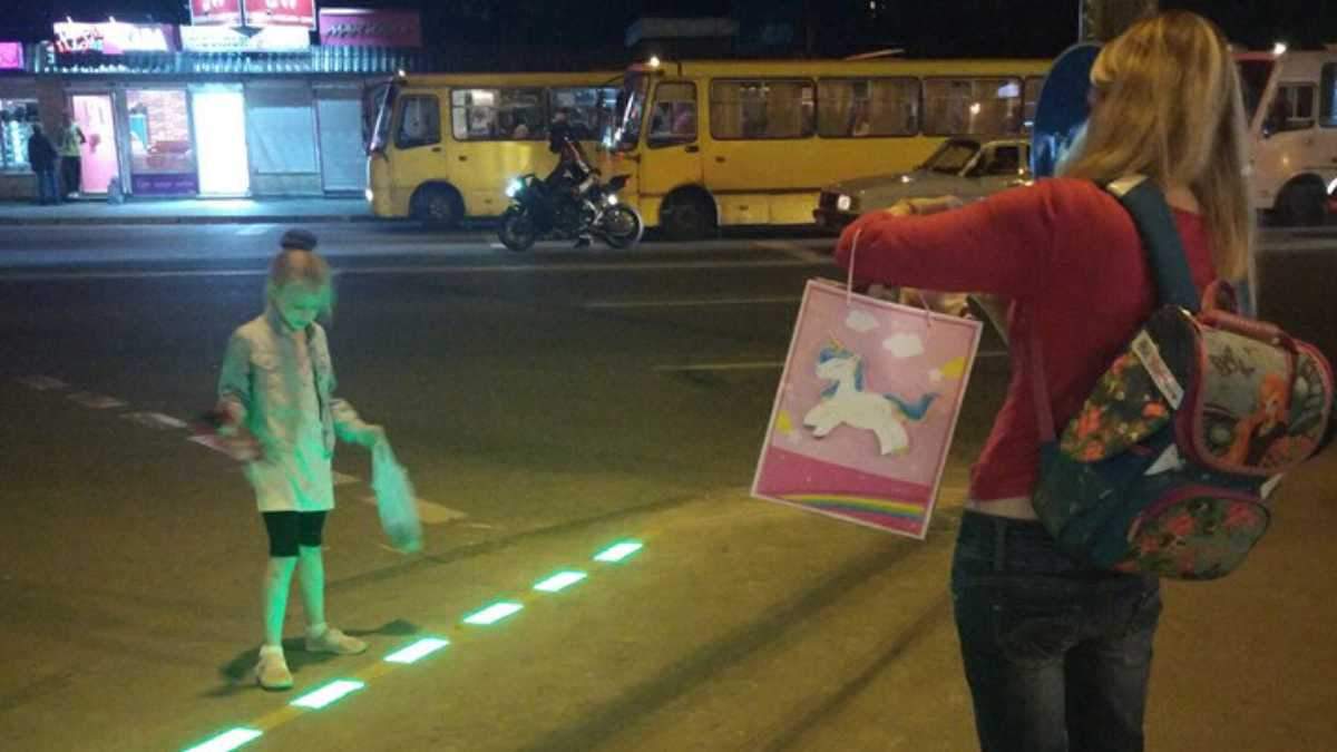 У Києві з'явилася "зебра" з LED-бруківкою У Києві з'явилася "зебра" з LED-бруківкою