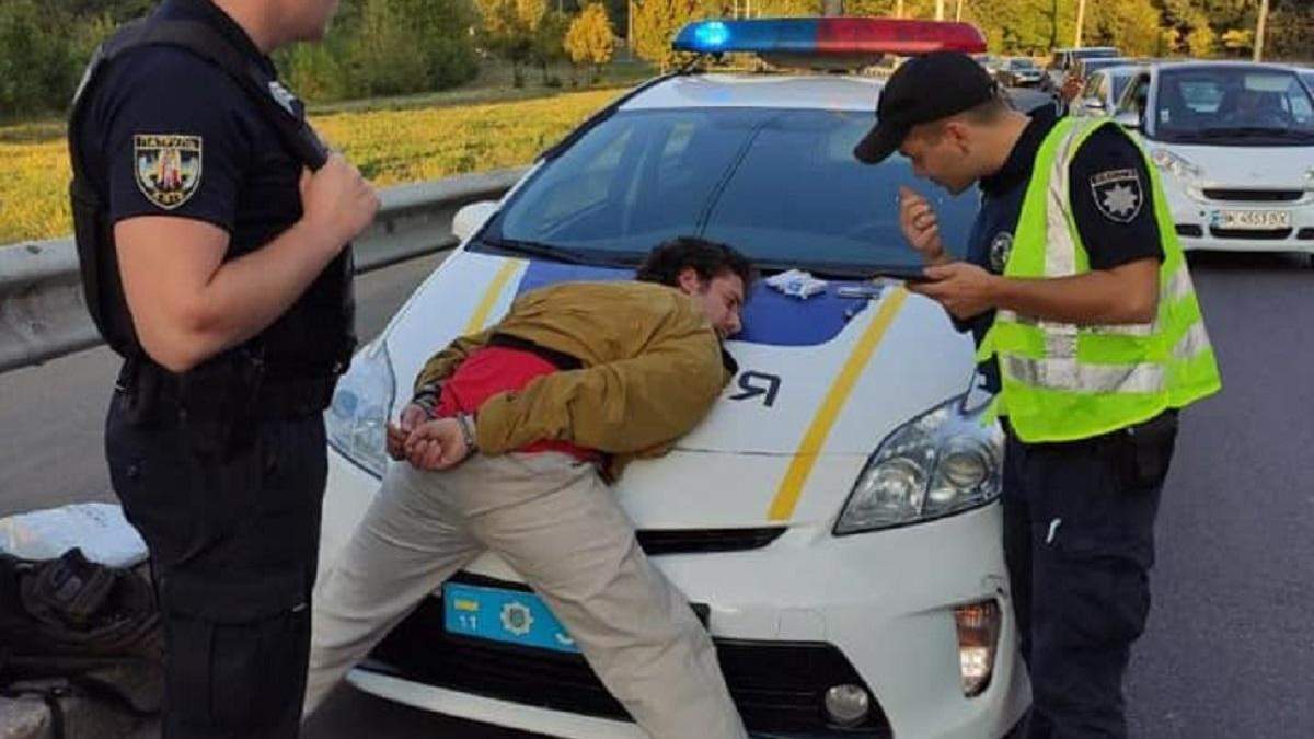 Полиция нашла мужчину, который стрелял в пассажиров троллейбуса в Киеве Полиция нашла мужчину, который стрелял в пассажиров троллейбуса в Киеве