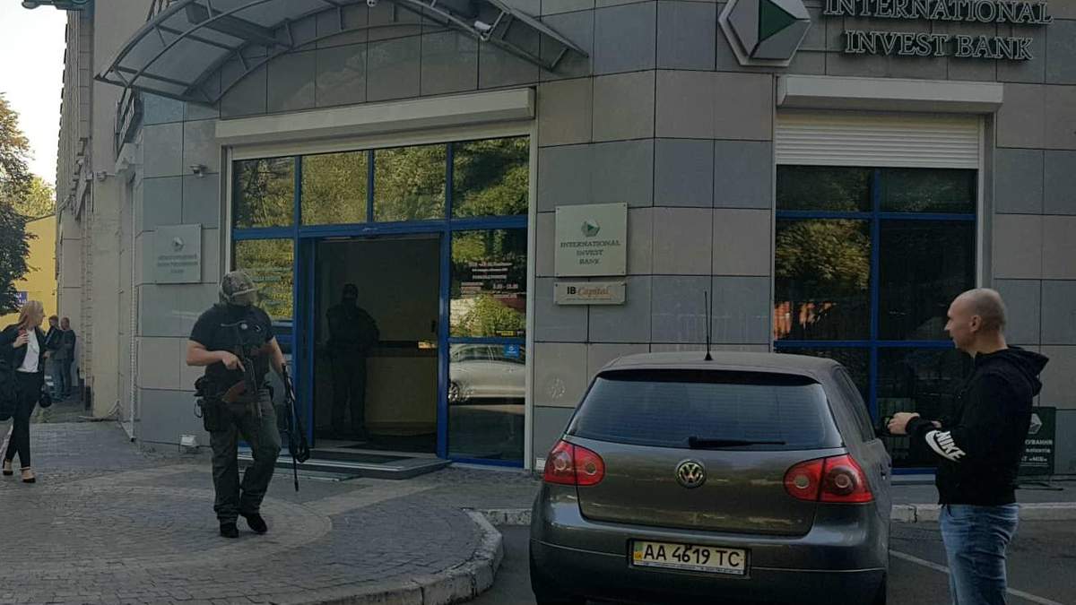 Обшуки в Києві в банку Порошенка Обшуки в Києві в банку Порошенка