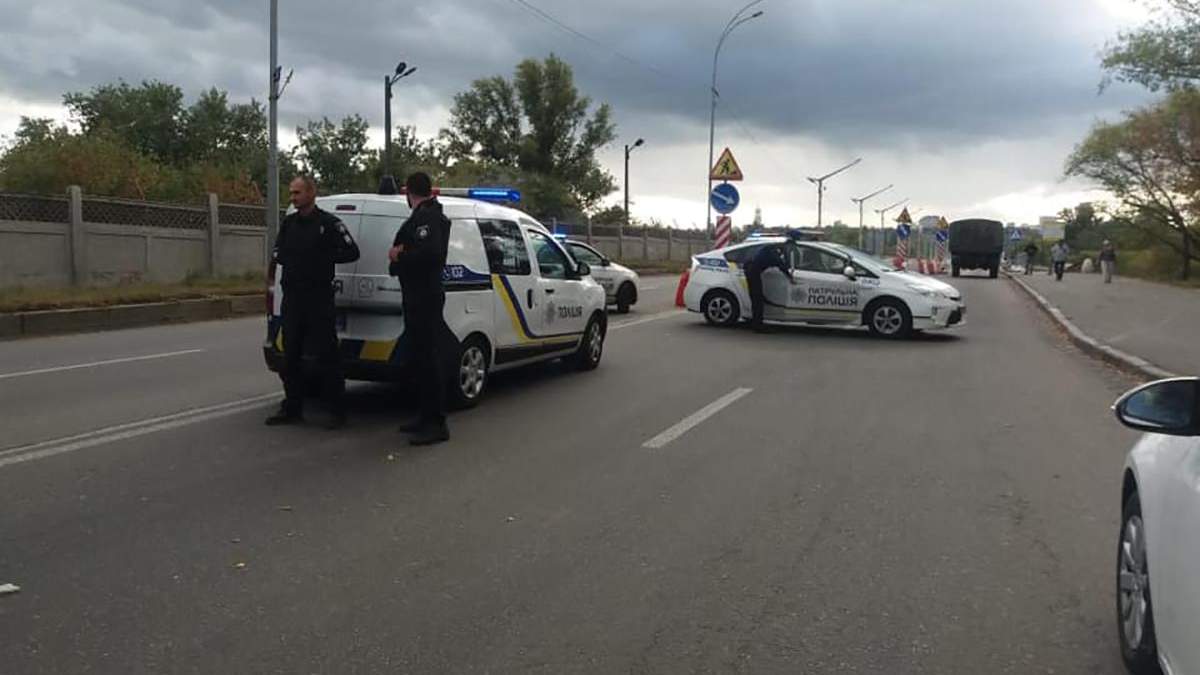 Поліція біля мосту у Києві, де невідомий погрожує усе підірвати Поліція біля мосту у Києві, де невідомий погрожує усе підірвати