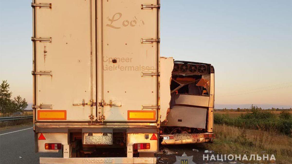 На Київщині ще одна ДТП з вантажівкою та автобусом, є загиблі На Київщині ще одна ДТП з вантажівкою та автобусом, є загиблі