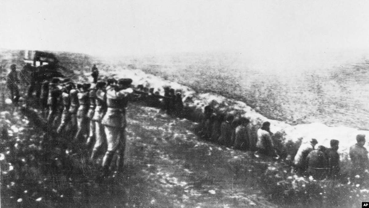 Німецькі військові розстрілюють людей, Бабин Яр, 1942 Німецькі військові розстрілюють людей, Бабин Яр, 1942