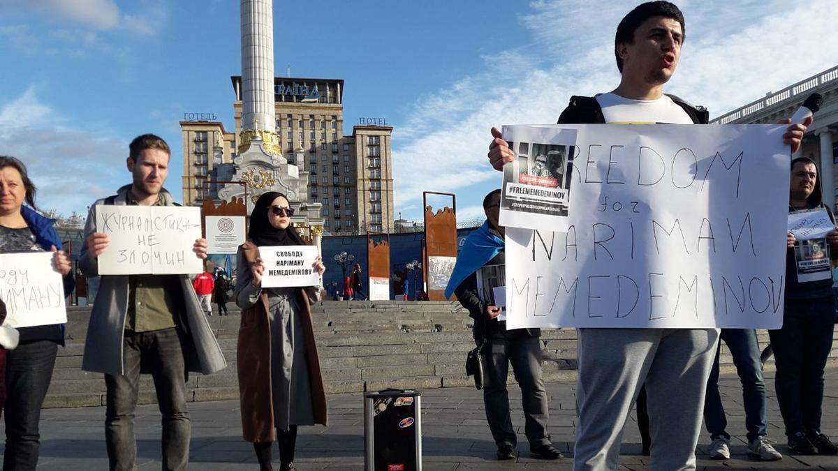 У Києві влаштували акцію на підтримку незаконно ув’язненого кримськотатарського активіста у РФ У Києві влаштували акцію на підтримку незаконно ув’язненого кримськотатарського активіста у РФ