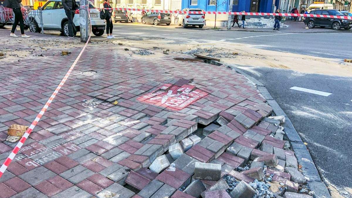 В Киеве из-за прорыва трубы провалился асфальт В Киеве из-за прорыва трубы провалился асфальт