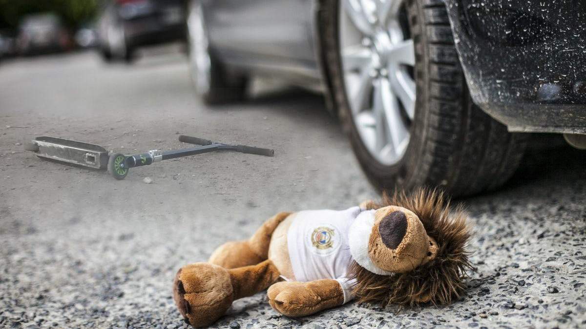 Маршрутка в Києві наїхала на дитину на самокаті Маршрутка в Києві наїхала на дитину на самокаті