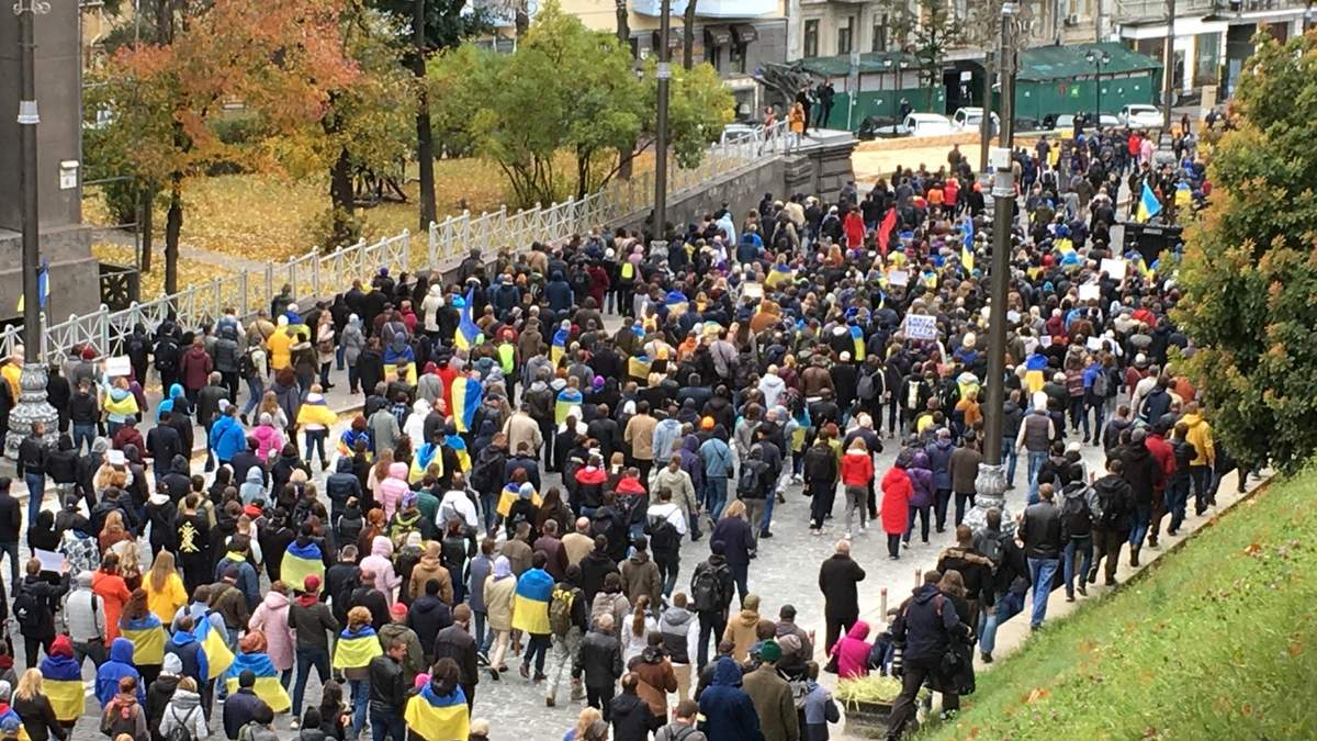 Протестувальники у Києві із Майдану пішли до Офісу Президента, ВР та Кабміну Протестувальники у Києві із Майдану пішли до Офісу Президента, ВР та Кабміну