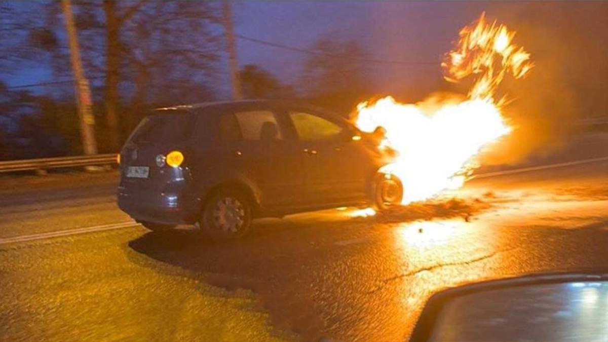 Автомобиль загорелся прямо посреди дороги в Киеве Автомобиль загорелся прямо посреди дороги в Киеве
