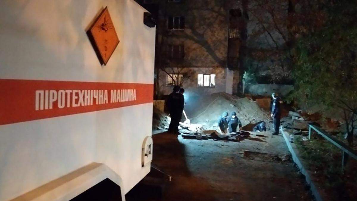 Спасатели достают боеприпасы вблизи Шулявского моста Спасатели достают боеприпасы вблизи Шулявского моста