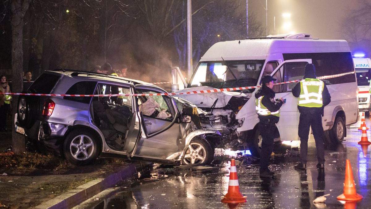 У Києві в страшній ДТП загинули двоє хлопців У Києві в страшній ДТП загинули двоє хлопців