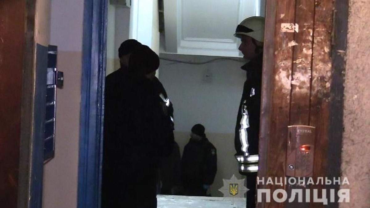 Поліція шукає організаторів вибуху у під'їзді житлового будинку у Києві Поліція шукає організаторів вибуху у під'їзді житлового будинку у Києві