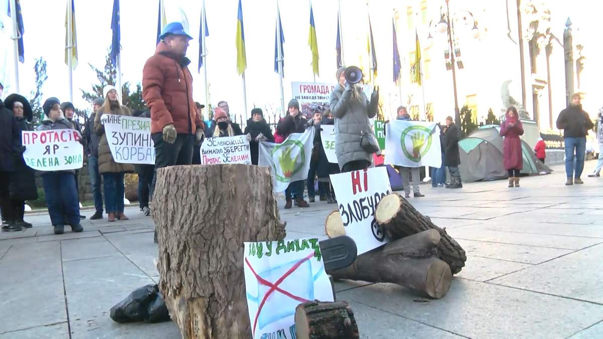 Бревна, бензопила и требования к Зеленскому: под ОП прошла акция против застройки Протасова Яра Бревна, бензопила и требования к Зеленскому: под ОП прошла акция против застройки Протасова Яра