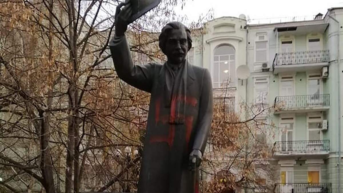 Осквернений пам'ятник Шолому-Алейхему Осквернений пам'ятник Шолому-Алейхему