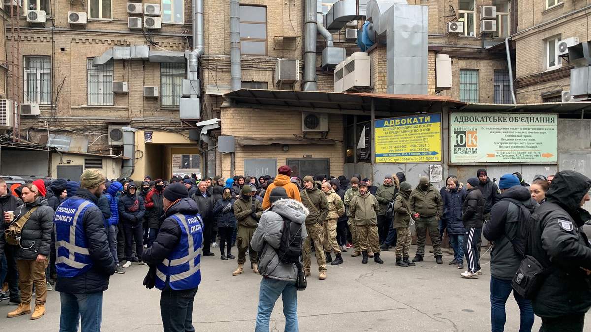 Под суд пришли неизвестные "протестующие" Под суд пришли неизвестные "протестующие"
