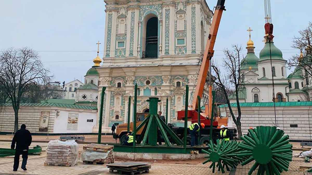 У Києві почали встановлювати головну ялинку 2020 – фото ялинки У Києві почали встановлювати головну ялинку 2020 – фото ялинки