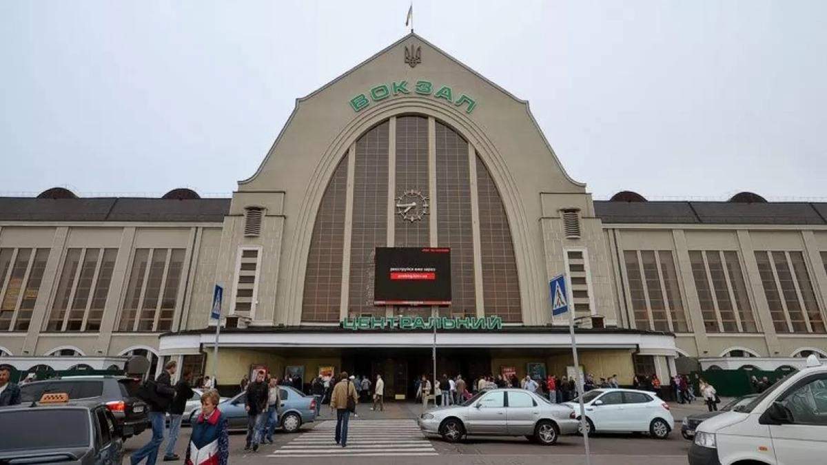 У Києві евакуювали залізничний вокзал через "замінування" У Києві евакуювали залізничний вокзал через "замінування"