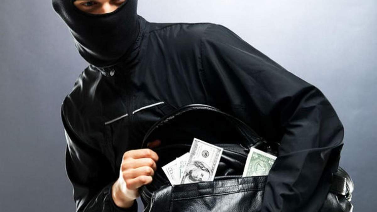 Зухвале пограбування у Києві: на чоловіка напали біля банку та забрали сумку з грошима Зухвале пограбування у Києві: на чоловіка напали біля банку та забрали сумку з грошима