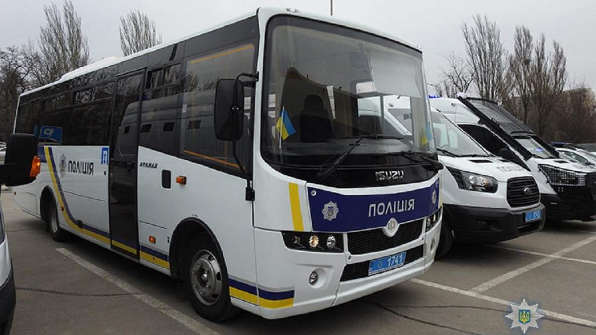 У Києві генерал поліції вислав автобус силовиків на підмогу п'яним підопічним У Києві генерал поліції вислав автобус силовиків на підмогу п'яним підопічним