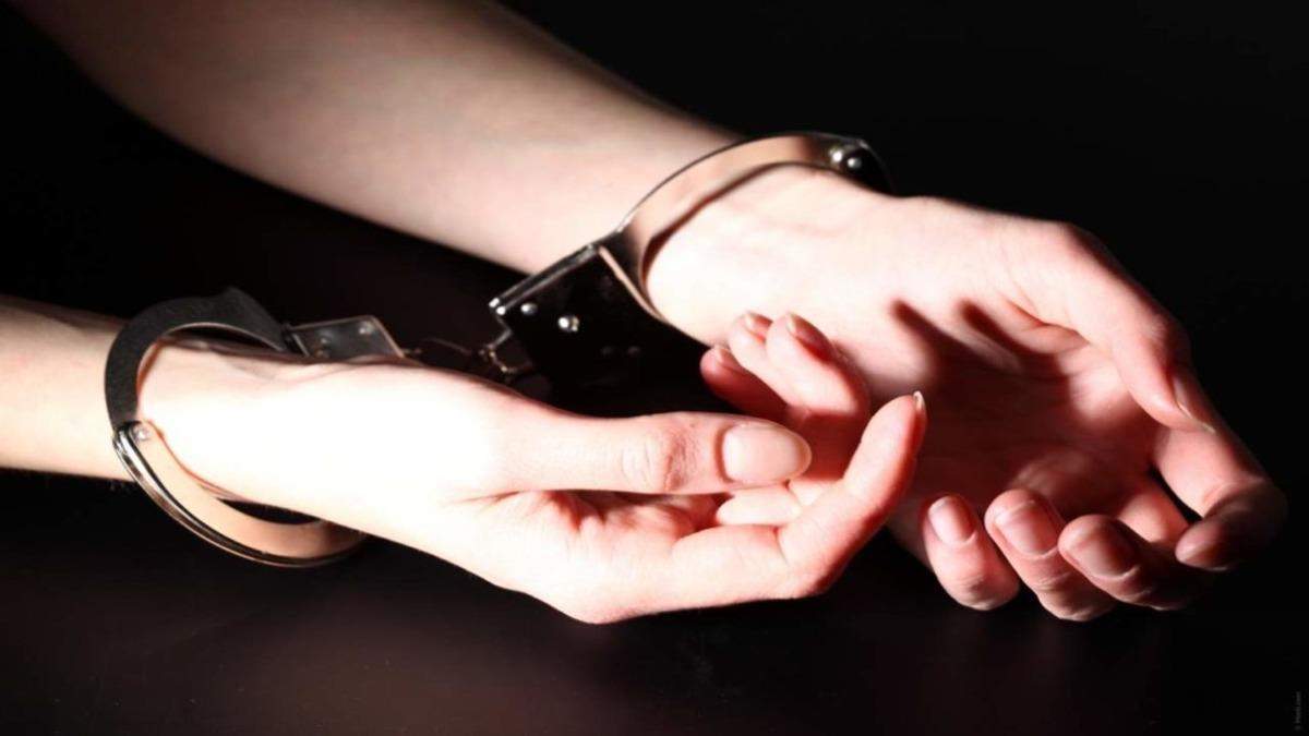 Правоохранители задержали женщину, которая напала на полицейского Правоохранители задержали женщину, которая напала на полицейского