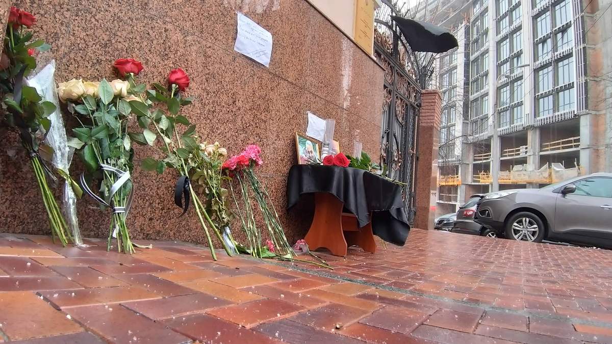 Люди вшановують пам'ять загиблих в авіакатастрофі у Тегерані Люди вшановують пам'ять загиблих в авіакатастрофі у Тегерані