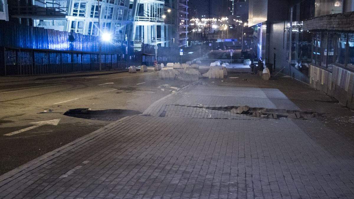 Провалля в асфальті біля Ocean Plaza в Києві Провалля в асфальті біля Ocean Plaza в Києві