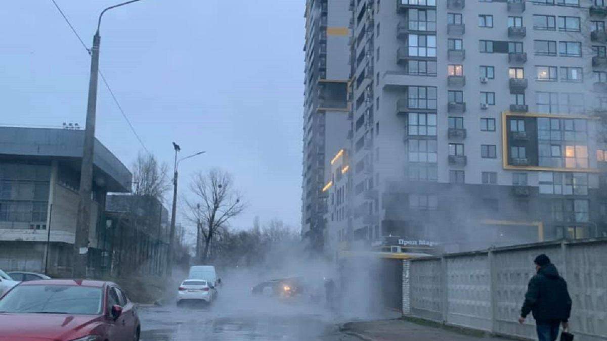 На Шулявке тоже прорвало трубу На Шулявке тоже прорвало трубу