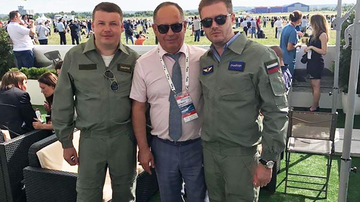 Ексдиректор 410-го авіазаводу Олексій Попов у російській військовій формі (крайній праворуч) Ексдиректор 410-го авіазаводу Олексій Попов у російській військовій формі (крайній праворуч)
