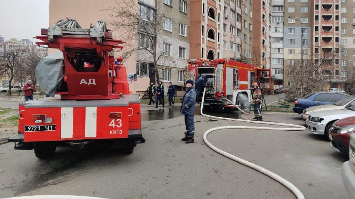 У Києві спалахнув 16-поверховий будинок на Троєщині У Києві спалахнув 16-поверховий будинок на Троєщині