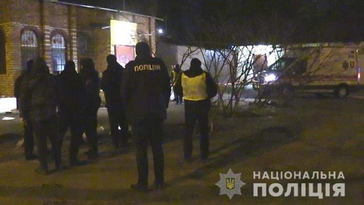 У Києві біля кафе знайшли чоловіка з ножовим пораненням, він помер до приїзду медиків У Києві біля кафе знайшли чоловіка з ножовим пораненням, він помер до приїзду медиків