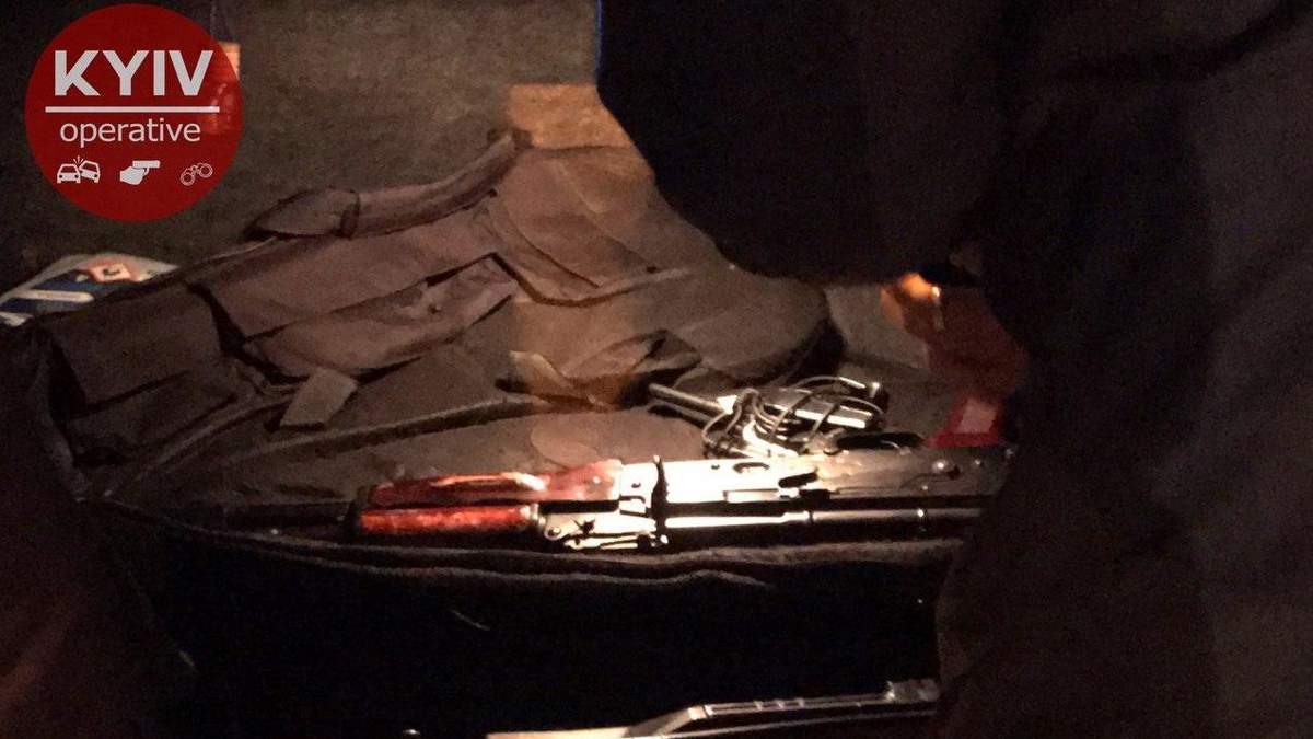 Поліція в Києві затримала чоловіка з автоматом Поліція в Києві затримала чоловіка з автоматом