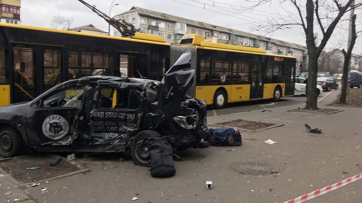 ДТП в Києві сьогодні на Перова: тролейбус і машина охорони ДТП в Києві сьогодні на Перова: тролейбус і машина охорони