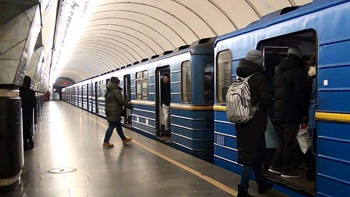 В Киеве женщина пыталась похитить в метро чужого ребенка: фото, видео - Криминальные новости ...