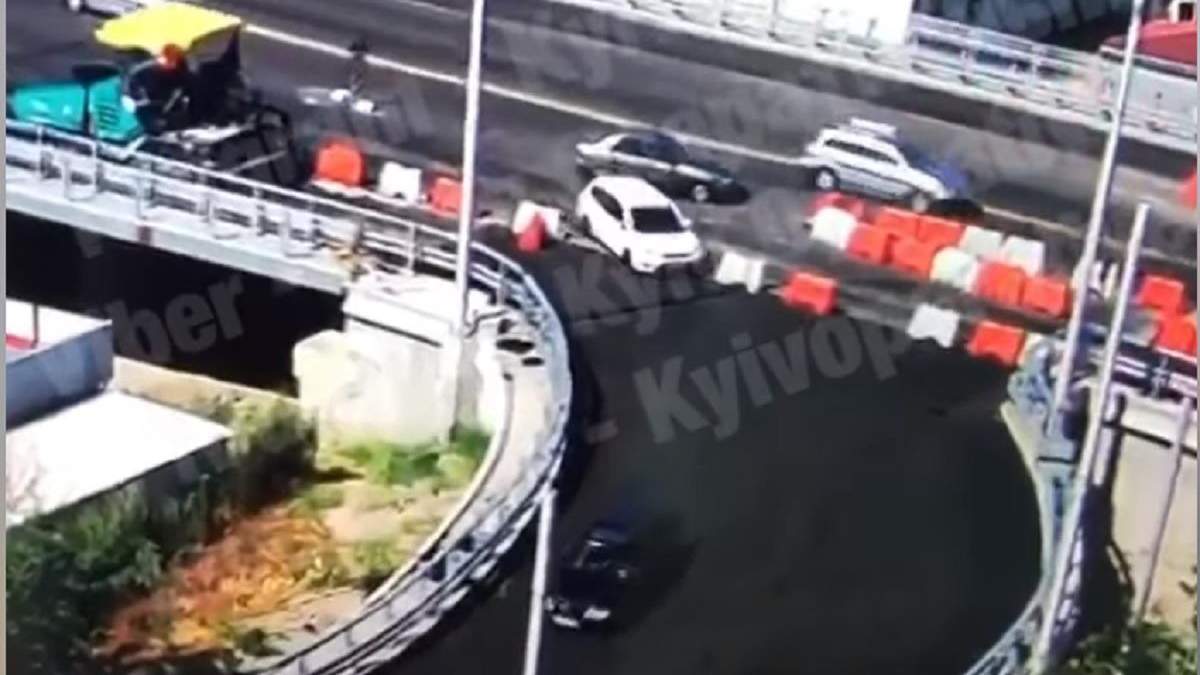 У Києві водії проїхалися по свіжому асфальту – відео У Києві водії проїхалися по свіжому асфальту – відео