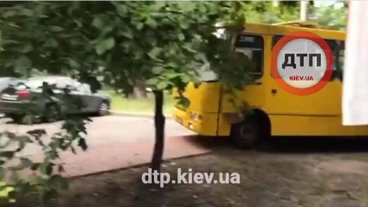 У Києві хлопці вкрали маршрутку й влаштували гонки: відео У Києві хлопці вкрали маршрутку й влаштували гонки: відео