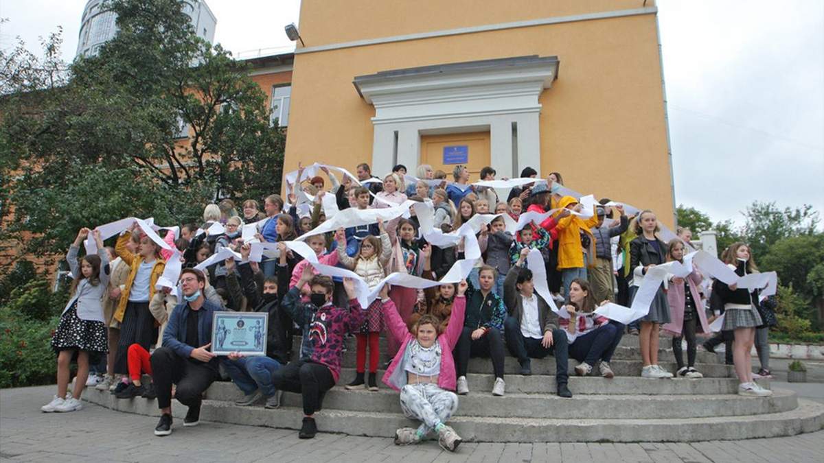 Поздравления учителям попало в Книгу рекордов Украины: яркие фото Поздравления учителям попало в Книгу рекордов Украины: яркие фото