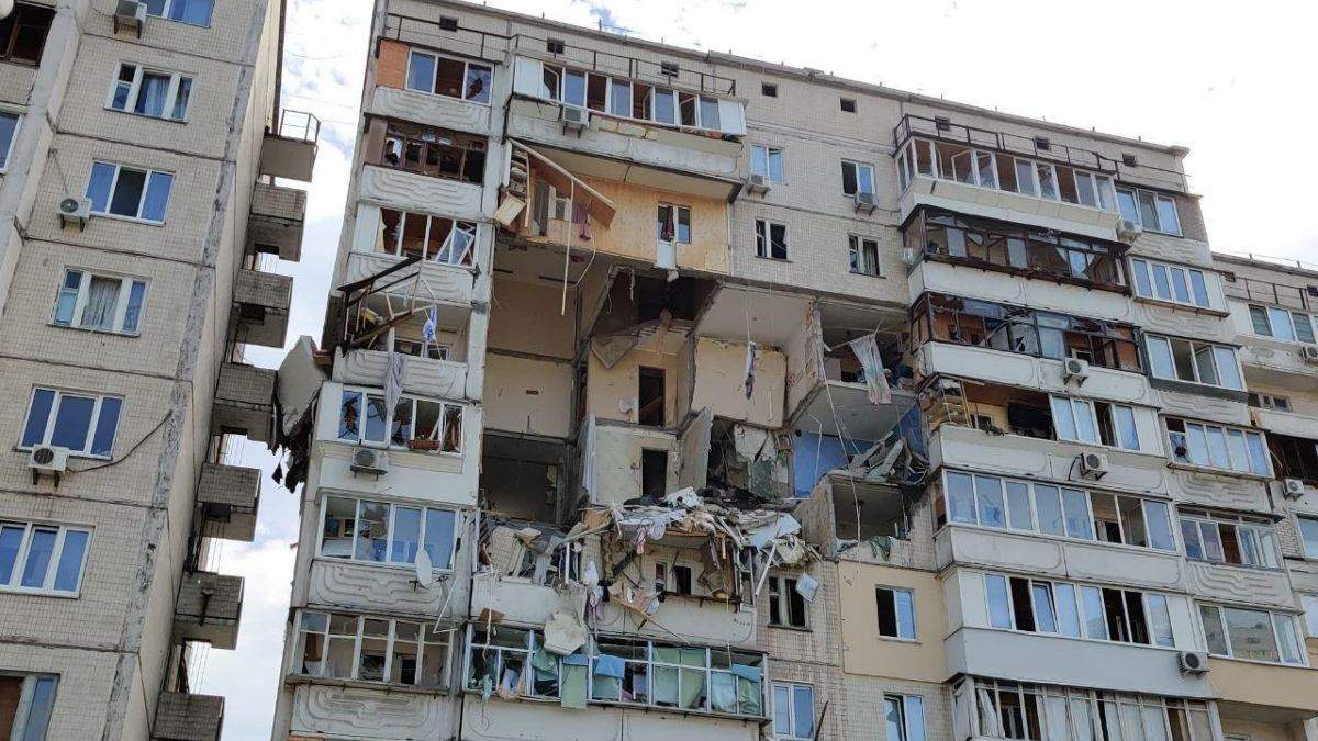 Из дома на Позняках начали забирать вещи Из дома на Позняках начали забирать вещи