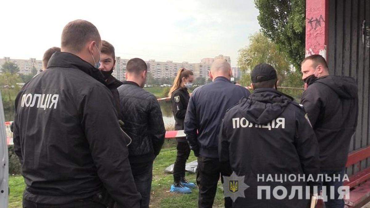 В Киеве раскрыли ужасное убийство женщины на остановке В Киеве раскрыли ужасное убийство женщины на остановке