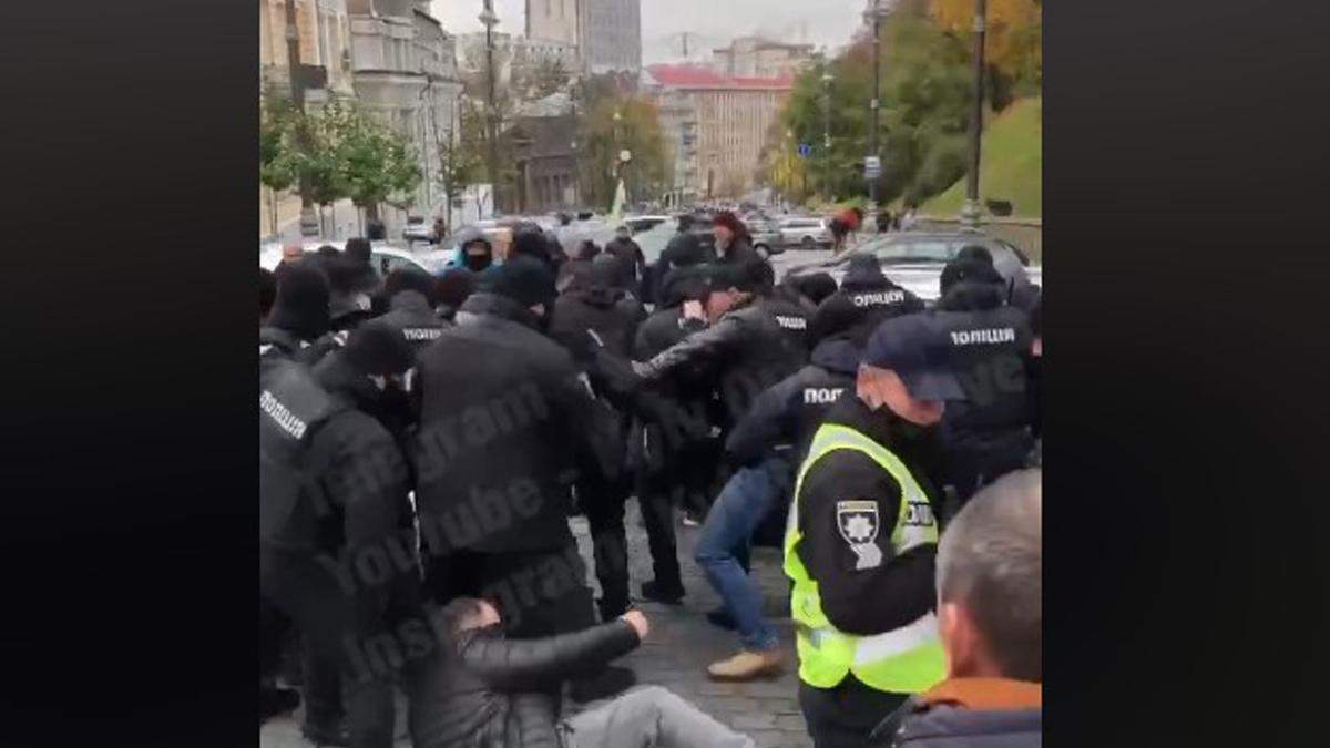 В Киеве "евробляхеры" перекрыли Грушевского: драка с полицией В Киеве "евробляхеры" перекрыли Грушевского: драка с полицией