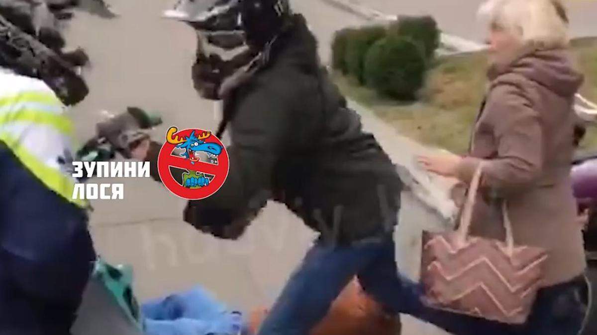 У Києві дідусь пакетом збив мотоцикліста: водій помстився – відео У Києві дідусь пакетом збив мотоцикліста: водій помстився – відео