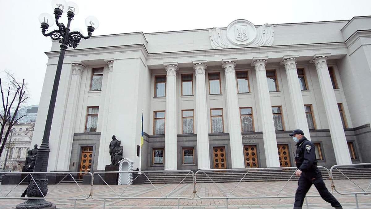 У Києві перекрили проходи у Верховну Раду: будівлю буцімто замінували У Києві перекрили проходи у Верховну Раду: будівлю буцімто замінували