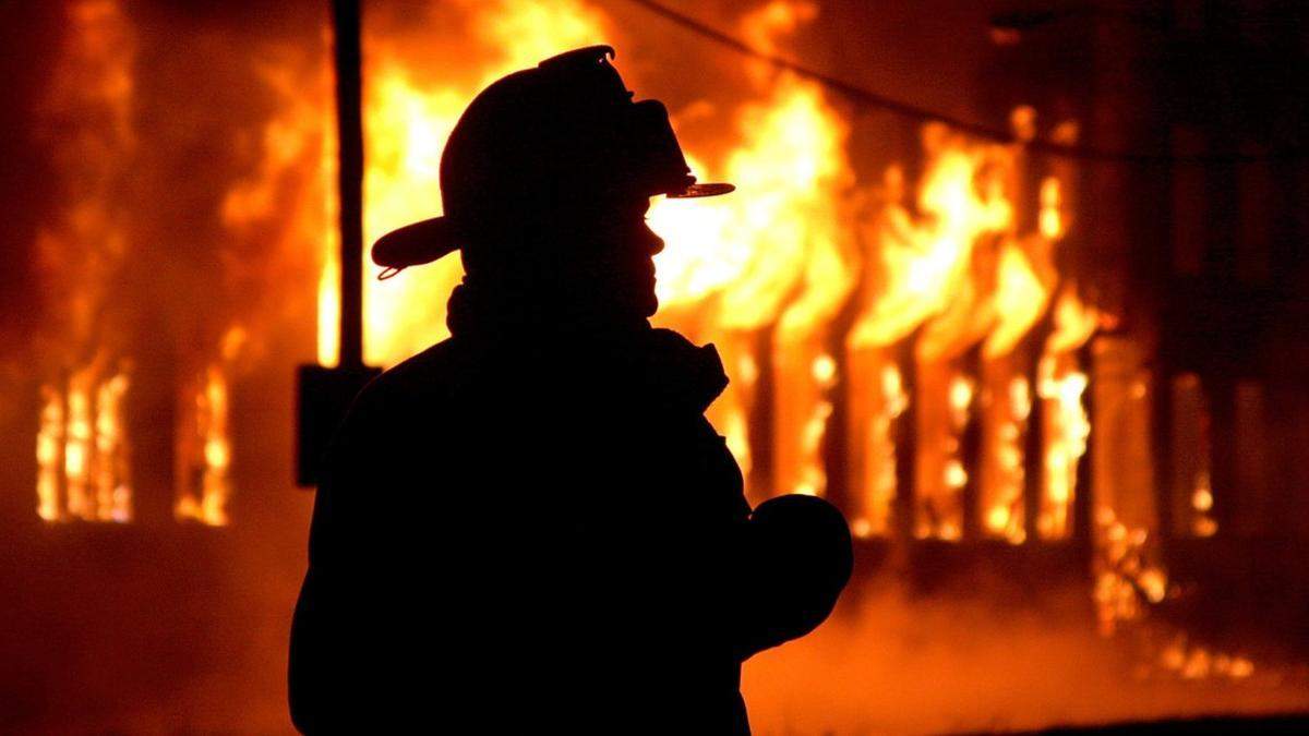 У Києві масштабно горить житловий будинок У Києві масштабно горить житловий будинок