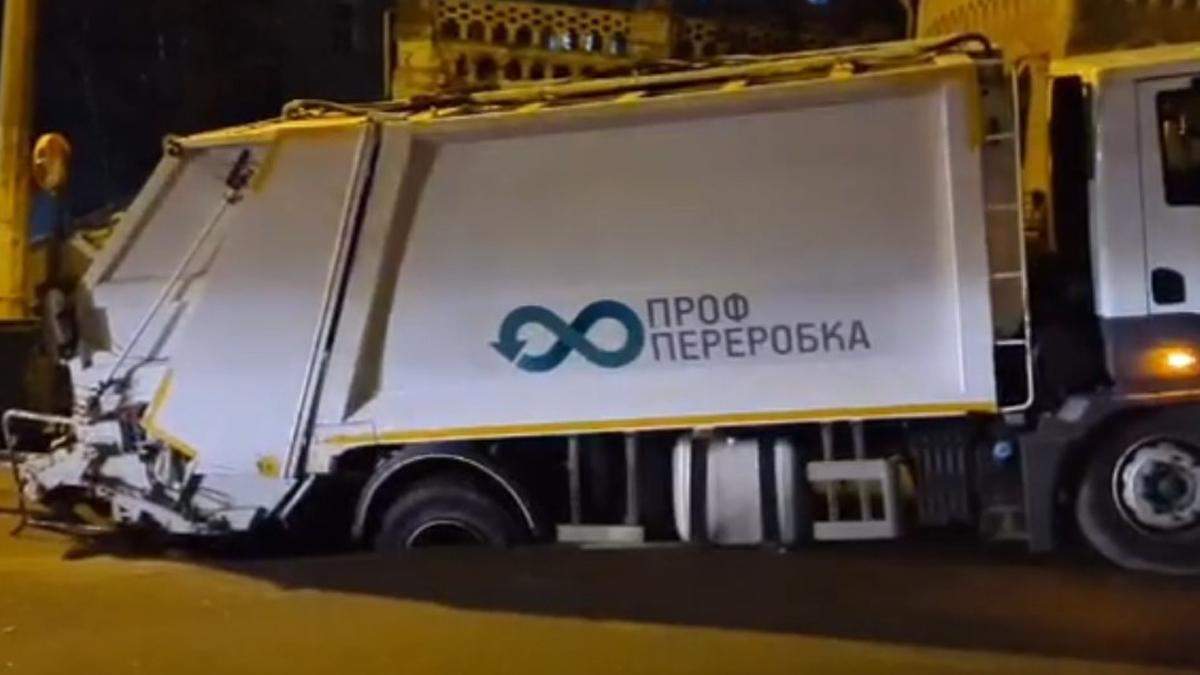 У Києві 27.11.2020 під сміттєвозом провалився новий асфальт – відео У Києві 27.11.2020 під сміттєвозом провалився новий асфальт – відео