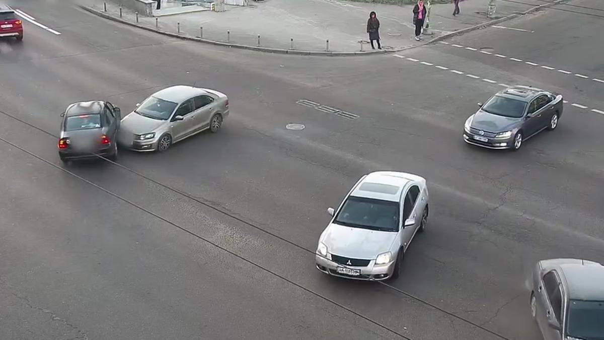 В Киеве возле Кардач столкнулись легковушки В Киеве возле Кардач столкнулись легковушки