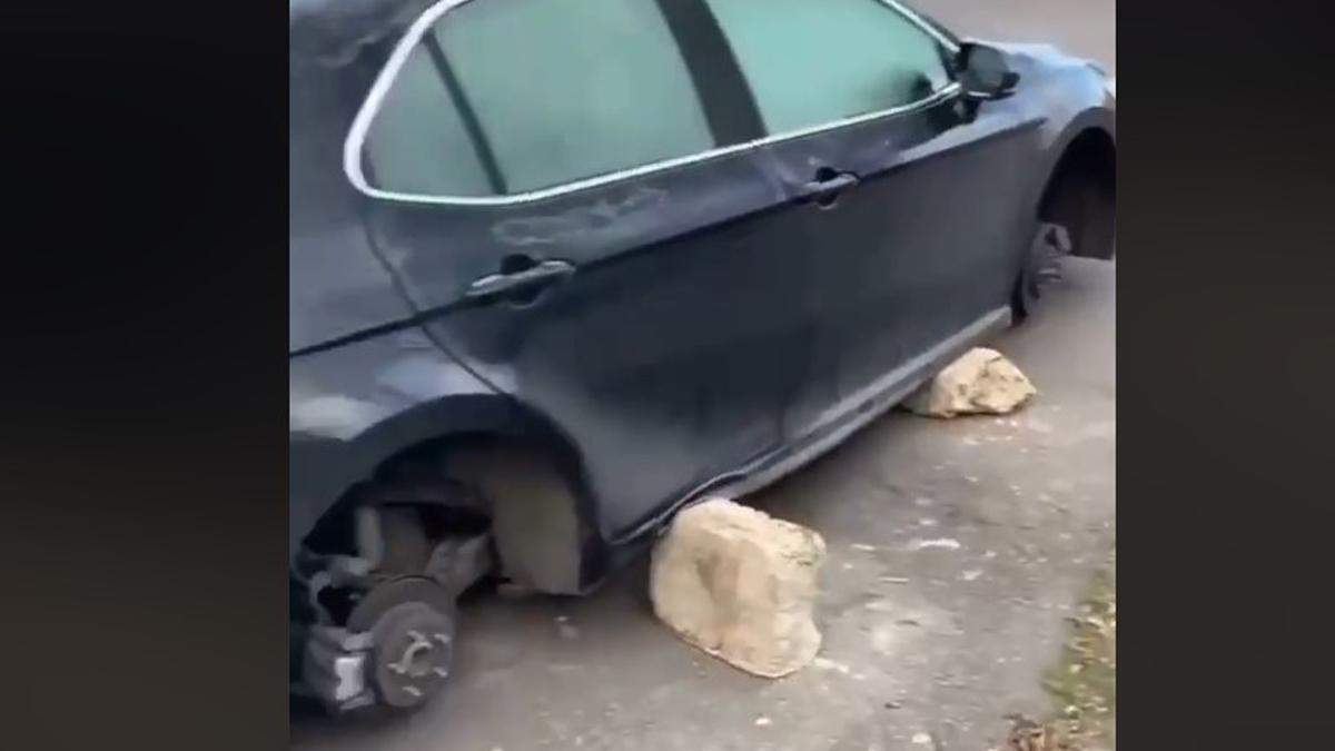 У Києві власник Toyota знайшов її без коліс 30.11.2020 У Києві власник Toyota знайшов її без коліс 30.11.2020