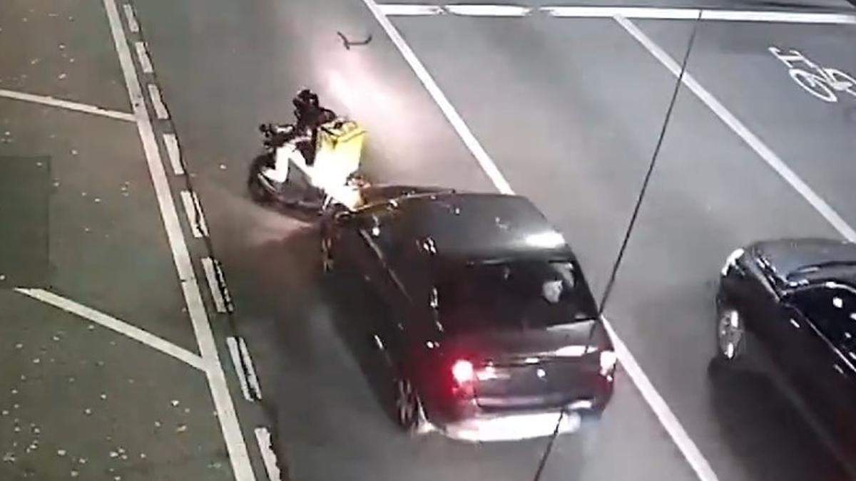 В Киеве произошла очередная ДТП с курьером Glovo - видео В Киеве произошла очередная ДТП с курьером Glovo - видео