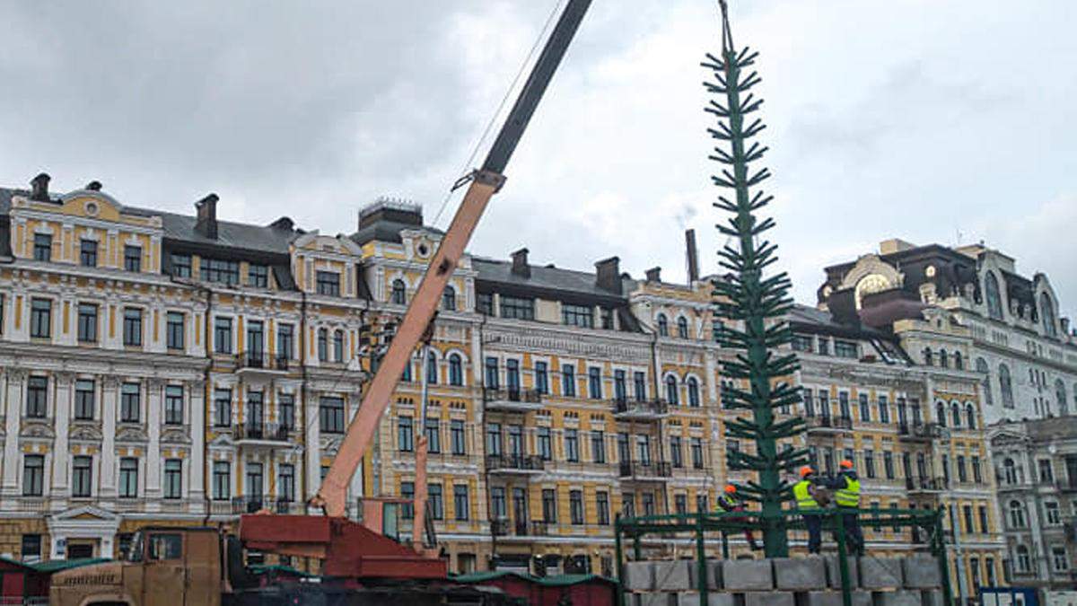 В Киеве уже установили каркас главной елки страны - фото В Киеве уже установили каркас главной елки страны - фото