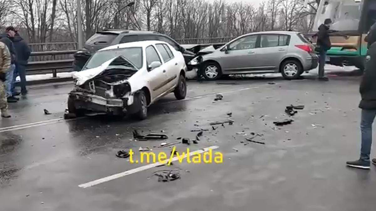 У Броварах сталася масштабна ДТП за участю 9 автівок У Броварах сталася масштабна ДТП за участю 9 автівок