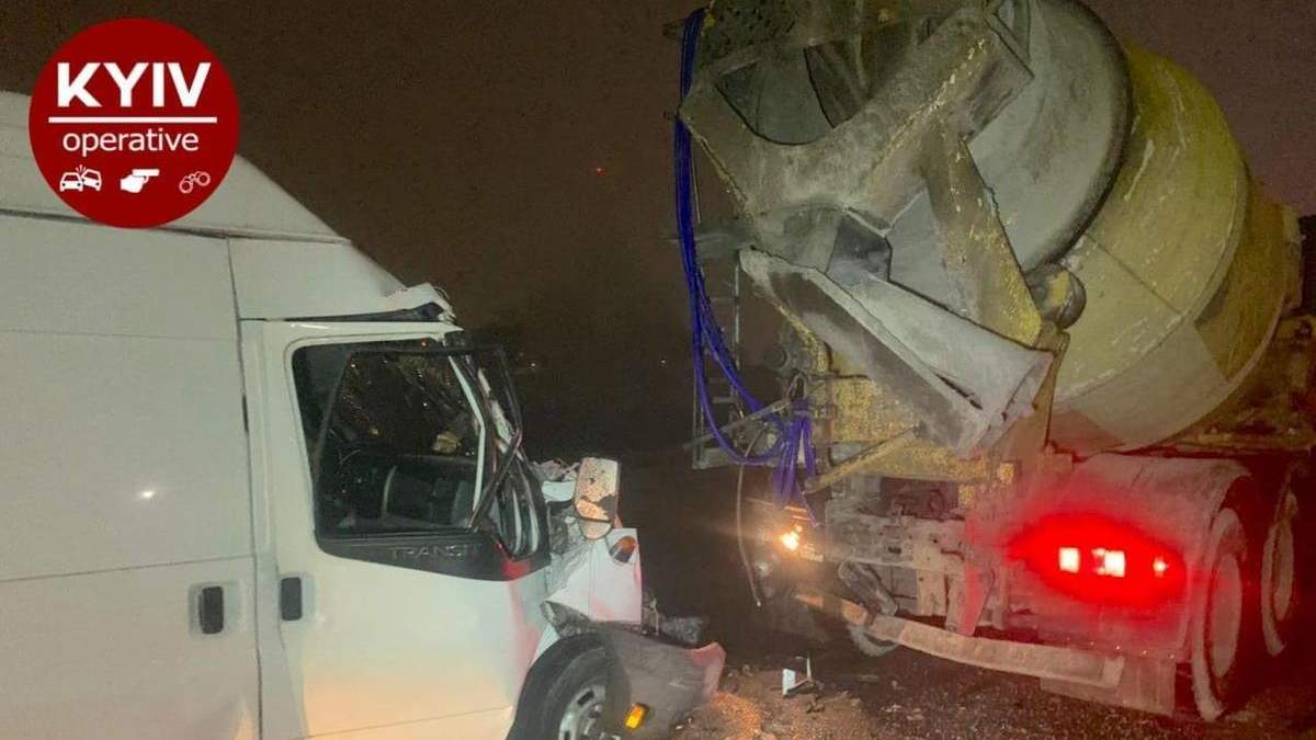 На Кільцевій дорозі Києва мікроавтобус влетів у бетонозмішувач На Кільцевій дорозі Києва мікроавтобус влетів у бетонозмішувач