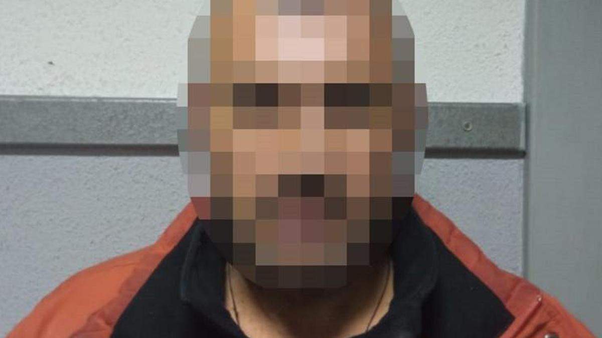 В Киеве мужчина напал на копов: полициянтка получила травму головы В Киеве мужчина напал на копов: полициянтка получила травму головы