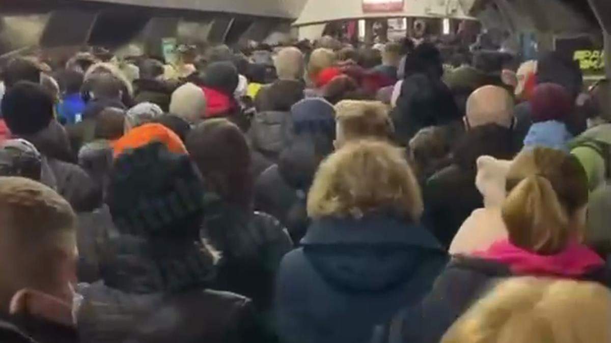 Через замінування Майдану Незалежності у метро Києва утворився натовп Через замінування Майдану Незалежності у метро Києва утворився натовп